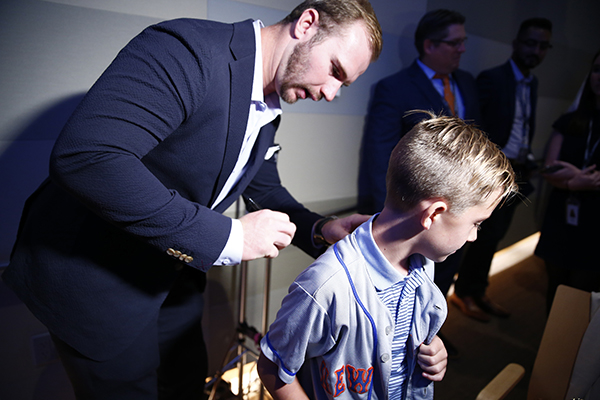 Pete Alonso donates special Sept. 11 cleats to 9/11 museum
