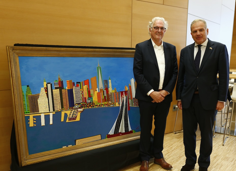 Artist Frank Dammers and the Dutch consul general stand beside a painting of the lower Manhattan skyline, including One World Trade Center, at the 9/11 Memorial Museum.