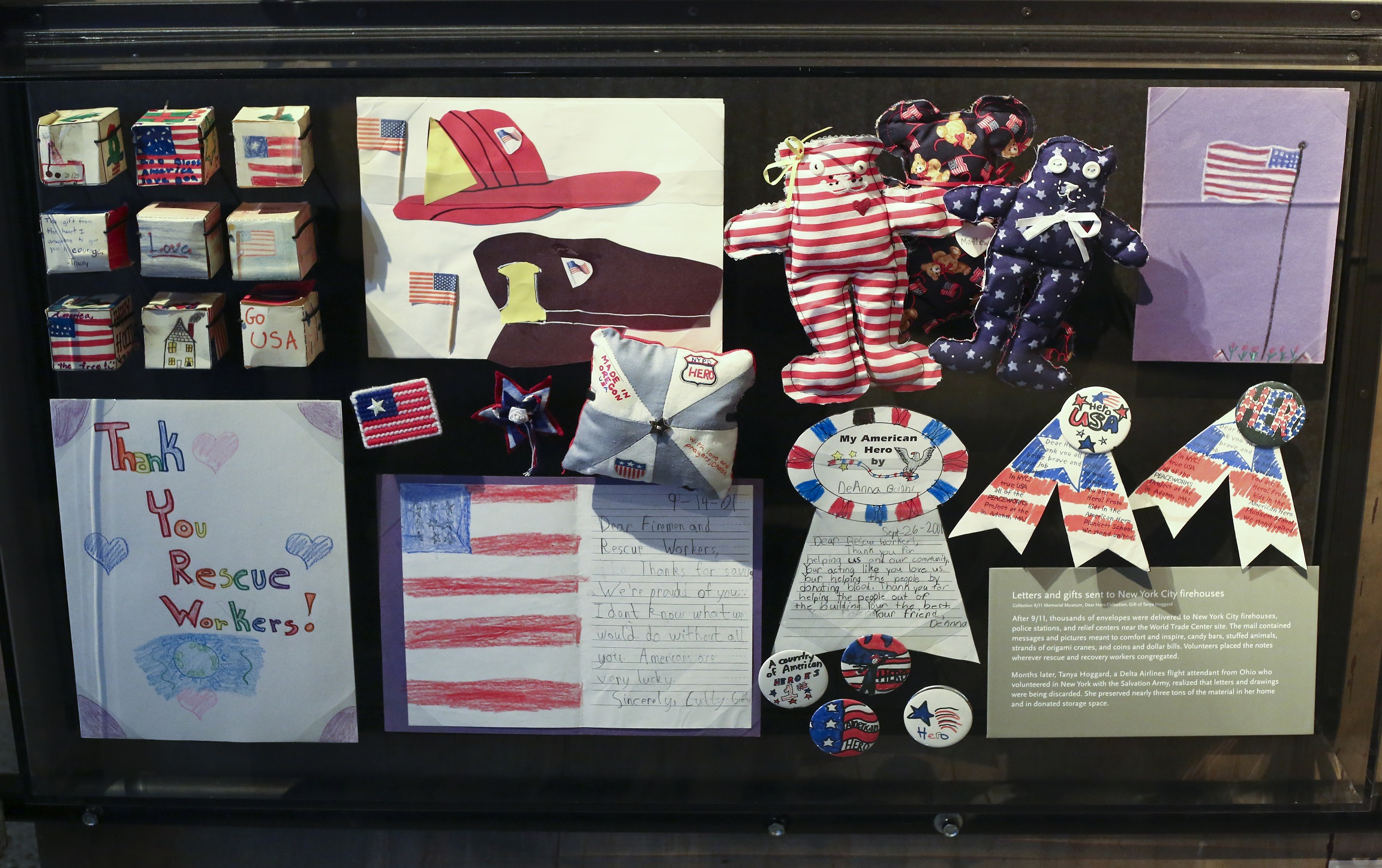 An exhibition in the Museum’s Historical Exhibition shows items on display in the “Dear Hero” collection. Among the items are children’s drawings, as well as small teddy bears and pins, many with a patriotic theme.