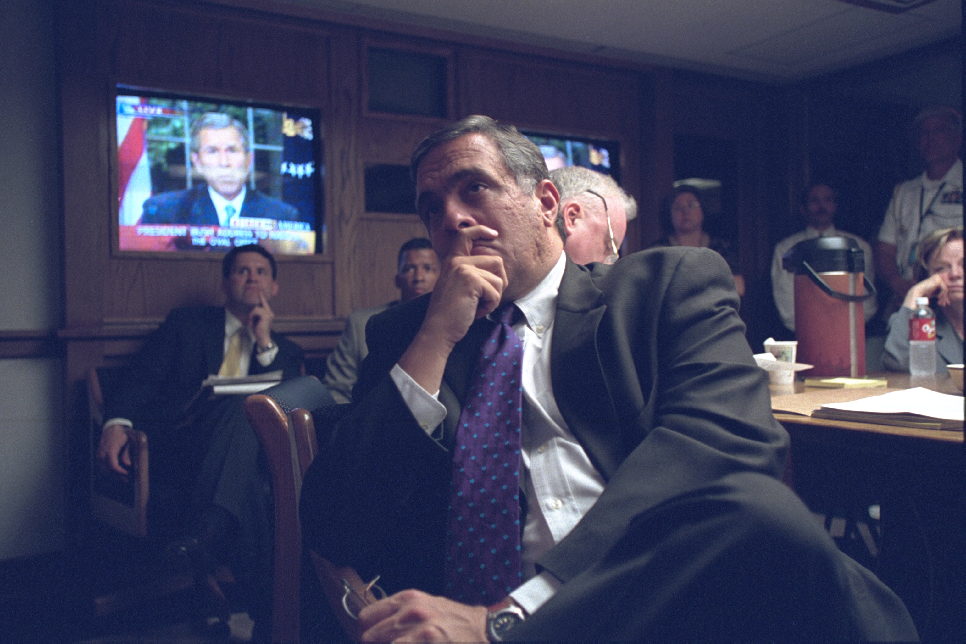 George Tenet observa el discurso del presidente Bush