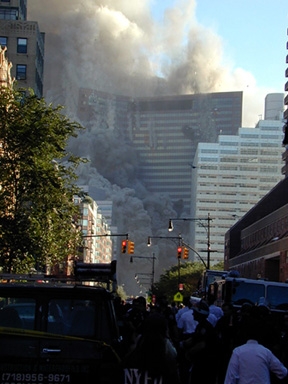 Incendios en el sitio del World Trade Center durante la tarde