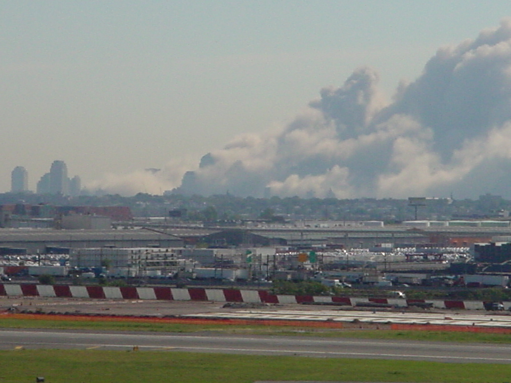 Aeropuerto de Newark vacío tras el cierre del espacio aéreo