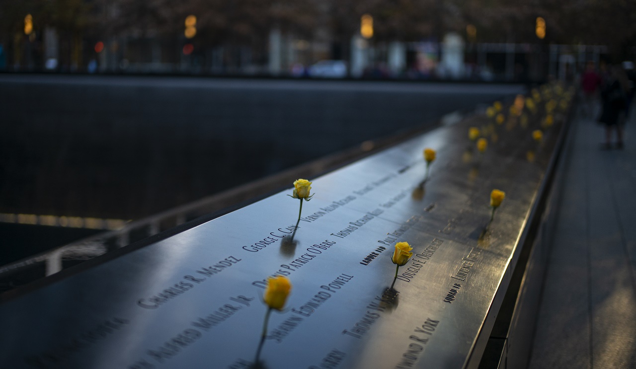 Yellow roses are placed intermittently in the memorial parapets.